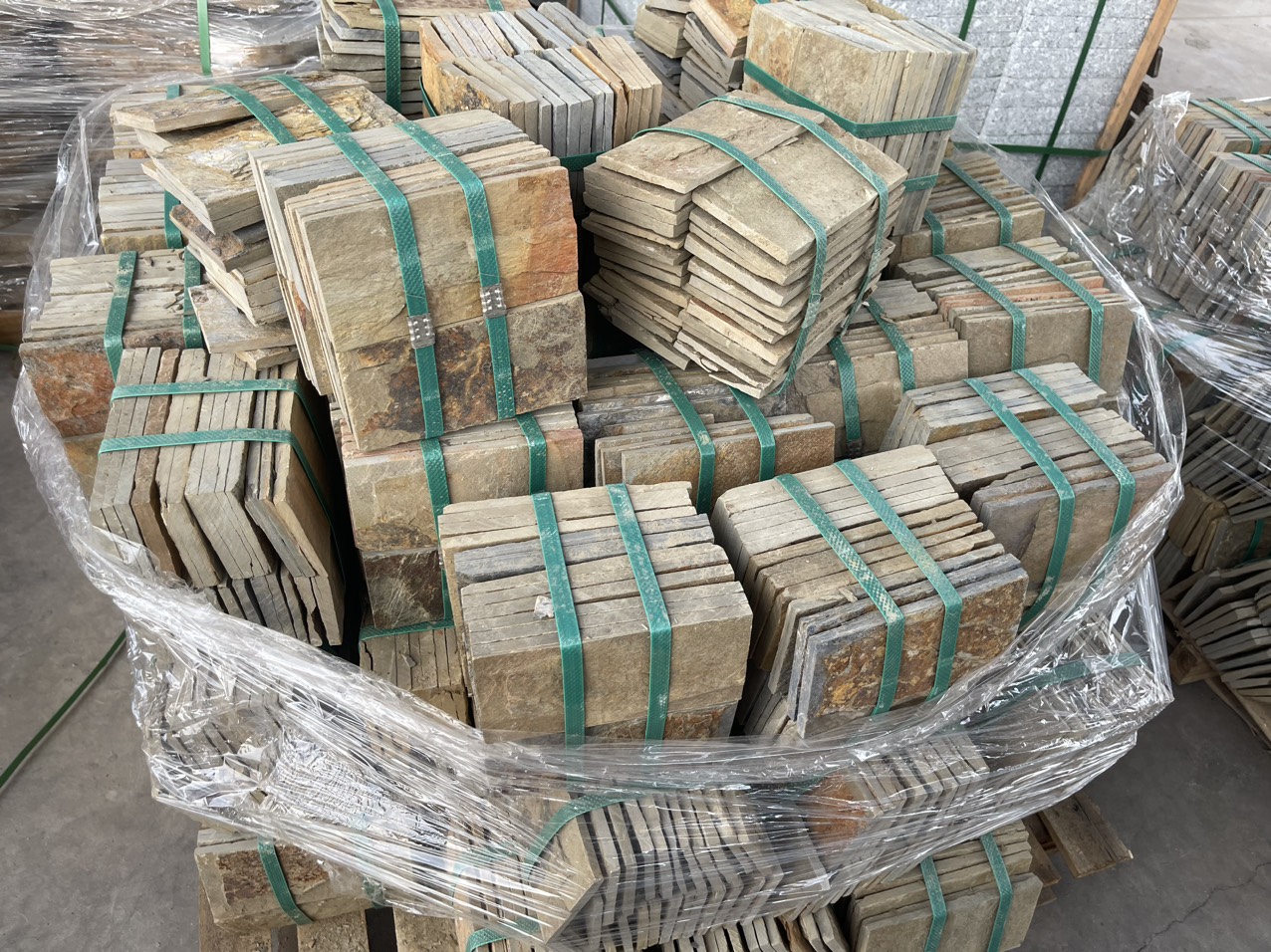 Đá chẻ vàng tự nhiên 10x20 ốp trang trí